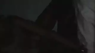 كس الفتاة السمراء يتم تدميره بواسطة قضيب هاوي