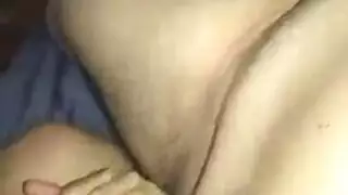 هواة مع وشم قط على الجبهة تمص بعمق قبل جنس قوي