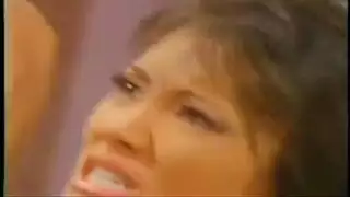 عاهرة مكتب آسيوية في كيمونو أسود تُضاجع لإمتاع زوجها