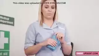 ممرضة خبيرة تمنح ممرضة قذرة وجهاً صابونياً في مشهد إباحي صريح