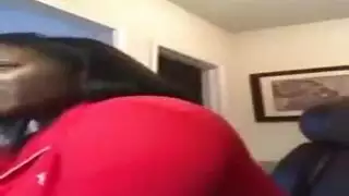 مشهد استمناء ساخن: بلوغ النشوة في ملابسها الداخلية الوردية أمام المرآة