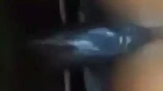 فتاة سمراء مشوية على القضيب تمص بينما تأخذ قضيبًا ضخمًا من الخلف