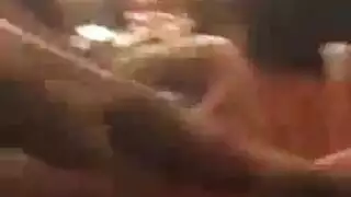 هرة شقراء مبللة تأخذ اثنتين في مشهد مثلي صريح