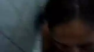 خادمة أحمر الشعر مكتنزة حسية مارس الجنس في الأماكن العامة