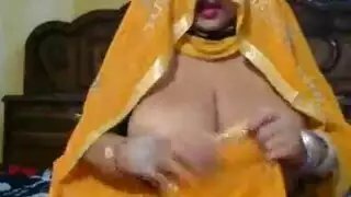 الام تمارس اليوغا امام صديق ابنها وزبه يهيج