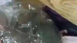 نجمة بورنو ترتدي نظارات تملأ فتحاتها الضيقة