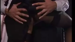 عاهرة الفندق الإيطالية تداعب ثم تمارس الجنس مع العميل في كل فتحة