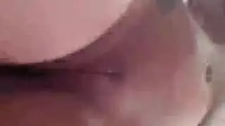 عرض تبول في حمام عام: الشقراء تطلق تيارها