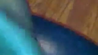 فتاة سمراء مليئة الجسم تأخذ قذفًا إباحيًا ساخنًا على وجهها