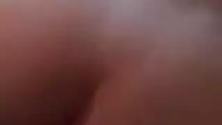 فتاة سمراء ماكرة تقدم لعق مكثف للصديق الأفضل