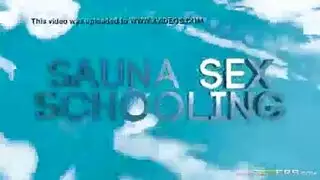 ألورا جينسون تتمدد مؤخرتها بواسطة زوجة الأب لوغان مور