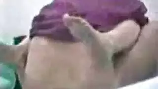 ربة منزل خاضعة تفتح ساقيها للفحول الرياضيين