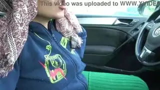 يلحس كسها حتا تتبول عليه وترتعش