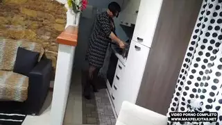 المراهق المجتهد يضرب مؤخرة زوجة أبيه الضيقة بوضعية الكلب