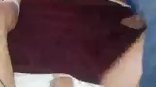 ساندرا السمراء المثيرة تمارس الجنس بقوة وهي تركب قضيبًا ضخمًا