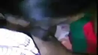 سيدة سمراء الساخنة هي الحصول على جرعةها اليومية من اللعنة، في حين لا أحد آخر في المنزل