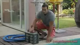 مديرة شقراء في جوارب تأخذ ضربات جنسية قاسية في العمل