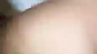 رجل سيء وعربدة: جنس جماعي صريح مع فتيات ساخنات في غرفة المعيشة