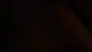 إصبع في مهبلها بقوة بينما رجل آخر يغطيها بالسائل المنوي