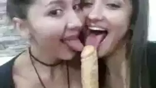 ثنائي سحاقي عاهر يستخدم كل لعبة في مجموعتهن