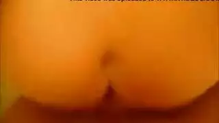 أم عربية كبيرة المؤخرة تأخذ قضيبين أسودين في فيلم إباحي