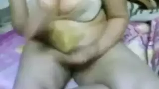 وحده تلحس تطز جوزه عشان يعرف ينيكه