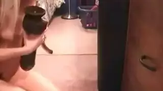 يدخل على جارته ويخلعها الملبس ويعمل معاها