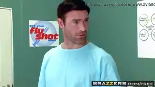 يفحص كسها في العياده