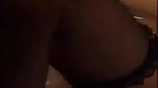 خدمة يدوية على المكتب: أكيرا ترضي عميل الأعمال