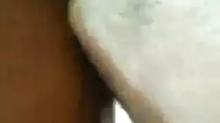 فتاة بالجوارب السوداء تتعرض لضربات جنسية في كل فتحة من قضيب أسود كبير