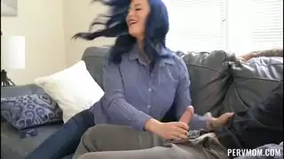 أم مثيرة وحيدة تمارس الجنس مع أب زوج الأم في مشهد منزلي ساخن