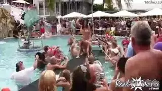 مرح قدم قذر مع مراهقة تجعل قضيبًا صلبًا ينبض بأخمص قدميها