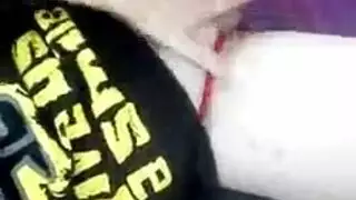 شقراء حمراء ممتلئة الجسم تئن وهي تضرب فرجها بدسار أحمر