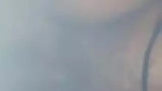 يستمني على طيزها الكبير المثير و هي ترتدي سروال ابيض