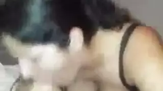 أم سمراء ممتلئة تستمتع بقضيب شاب في فمها بإثارة