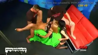 يبصق علي وجة الديوث