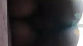 جنس صريح في الفصل: نجم بالكاد قانوني وعضوه الصلب الضخم
