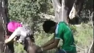 جنس سريع يتحول إلى فيلم إباحي كامل على الأريكة والطاولة
