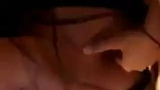 شاب horny يمارس الجنس مع فرج الفتاة المدبوغة الناعم حتى تعرج