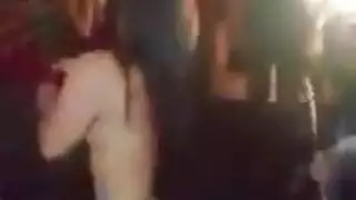 إكس إكس إكس: عاهرة كبارية تفتح كسها على المسرح
