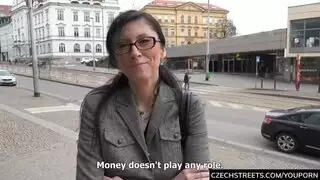 شباب يخطصبو بنت في شارع