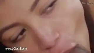 علاقة جنسية جماعية مع فتاة سمراء: جلسة اختراق مزدوج وجنس فموي