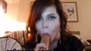 امرأة سمراء فاتنة تُسعد متحول جنسياً