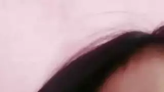 بورنو غرفة الملابس: فتاة تظهر ثدييها وتأخذ قذفًا على الوجه