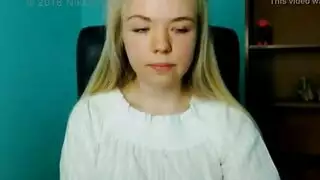 مراهقة محتاجة تحصل على ثقوبها الضيقة تُدمر