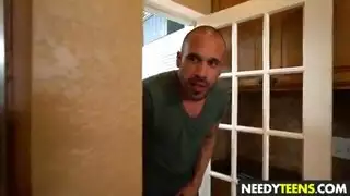 لقاء مفاجئ في المطبخ يؤدي إلى فعل جنسي جامح