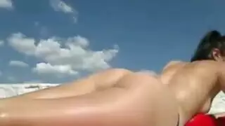 شواطئ سحاقية جماعية: الإغاظة تتحول إلى فعل صريح