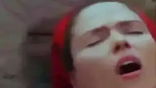 مشهد إباحي: لوسي نيك تتعرض لمداعبة أثدائها أثناء جنس مكثف على السطح