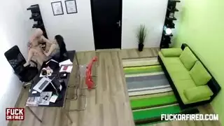 السكرتيرة تفتح ساقيها للقضيب الطويل الصلب للرجل الأصلع