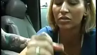 فتاة عاهرة تأخذ قضيب غريب كبير داخلها بعمق